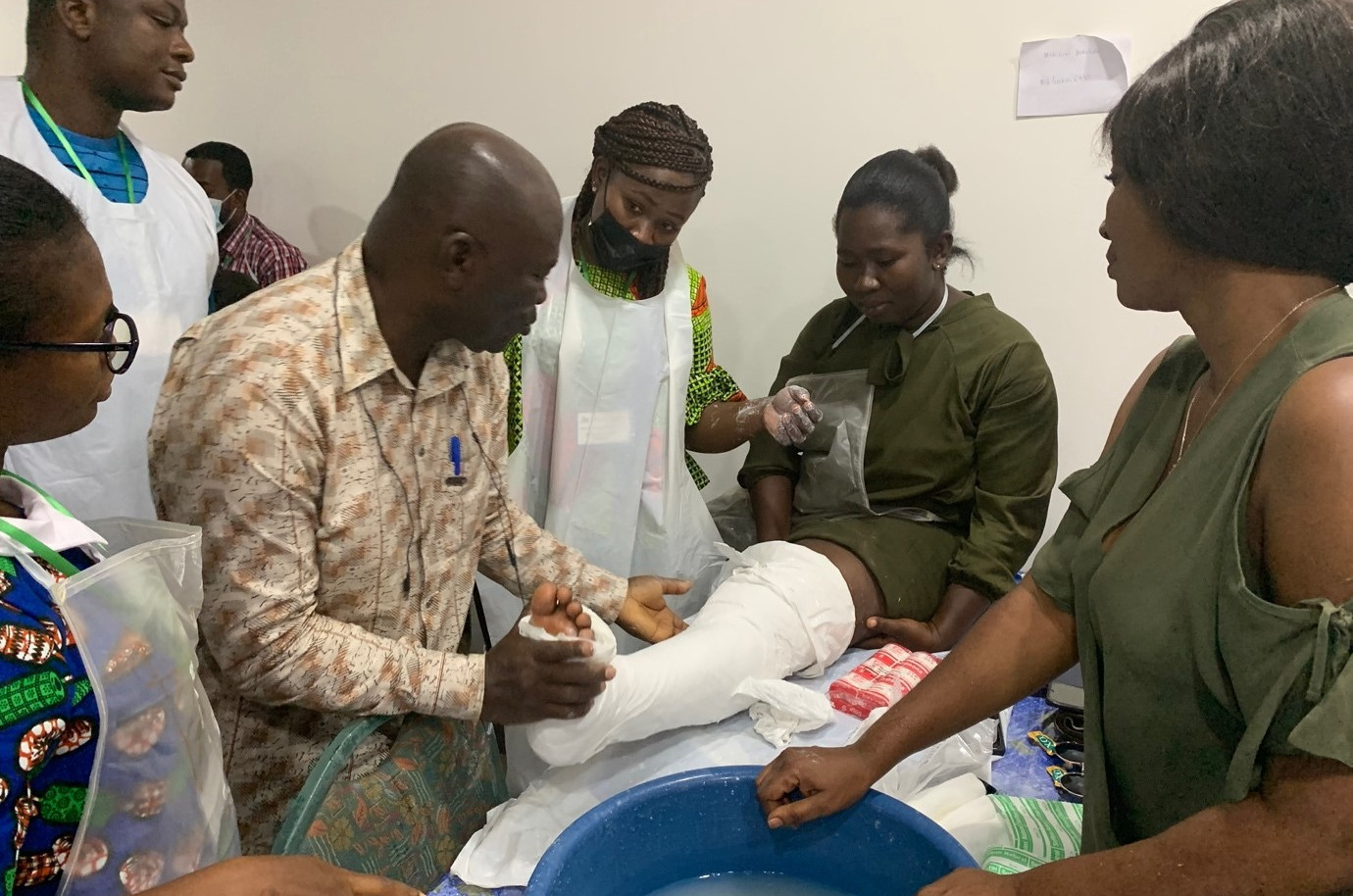 Des chirurgiens assistent à un cours sur la gestion non-opératoire des fractures à Kumasi, au Ghana